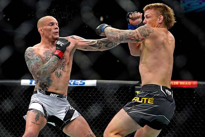 Anthony Smith (Red Gloves) fights Jimmy Crute (Blue Gloves) during UFC 261 at VyStar Veterans Memorial Arena.